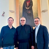 	Inicjatorzy rekolekcji z patronem Polski. Od lewej: Marek Zaremba, ks. Piotr Bieniek SAC i Benon Wylegała w kościele pallotyńskim przed obrazem autorstwa Andrzeja  Boja Wojtowicza.