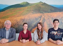 	Od lewej: dyrektor Marek Wójtowicz oraz licealiści: Lena Czachor, Malwina Kalder i Yun I Nam.