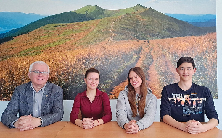 	Od lewej: dyrektor Marek Wójtowicz oraz licealiści: Lena Czachor, Malwina Kalder i Yun I Nam.