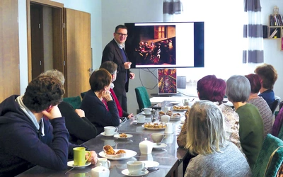 	Marek Grzymowski podczas prelekcji.