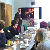 	Marek Grzymowski podczas prelekcji.