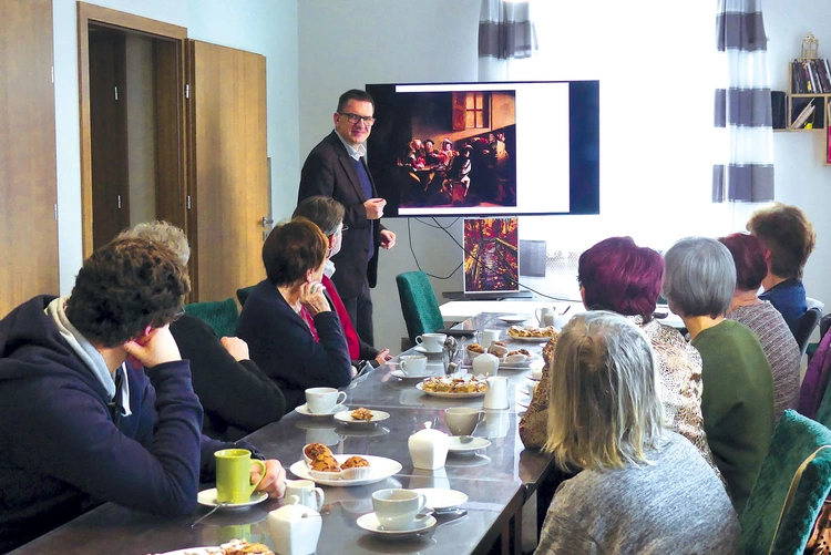 	Marek Grzymowski podczas prelekcji.