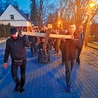 Uczestnicy pomagali sobie w niesieniu krzyża.
