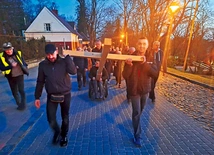 Uczestnicy pomagali sobie w niesieniu krzyża.