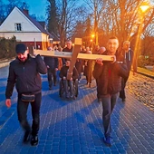 Uczestnicy pomagali sobie w niesieniu krzyża.