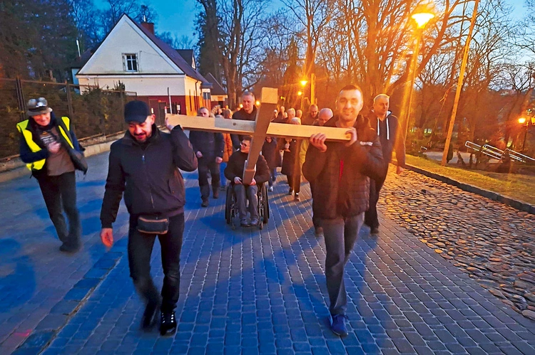 Uczestnicy pomagali sobie w niesieniu krzyża.