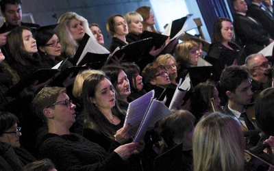 Jedna z form to koncert pasyjny, podczas którego zespoły wokalne i instrumentalne śpiewem i muzyką chcą skłonić uczestników do głębokich refleksji nad męką Zbawiciela.