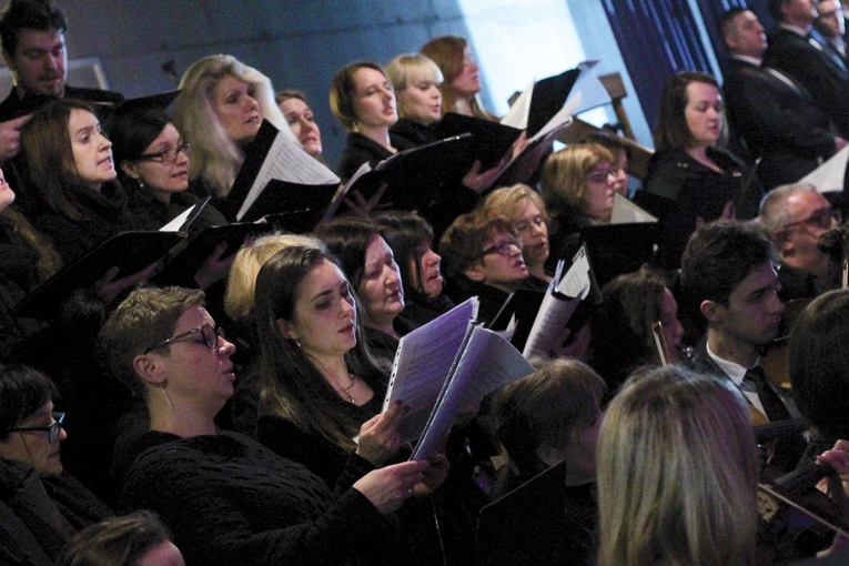Jedna z form to koncert pasyjny, podczas którego zespoły wokalne i instrumentalne śpiewem i muzyką chcą skłonić uczestników do głębokich refleksji nad męką Zbawiciela.
