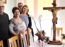 – Czas przyjęcia krzyża to szansa na poczucie bliskości Boga – mówią zgodnie Piotr Drabik (pierwszy z lewej) i jego rodzina. 