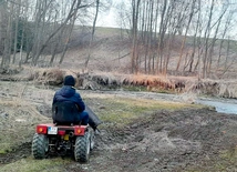 Poruszanie się quadami czy traktorkami niszczy polne drogi.