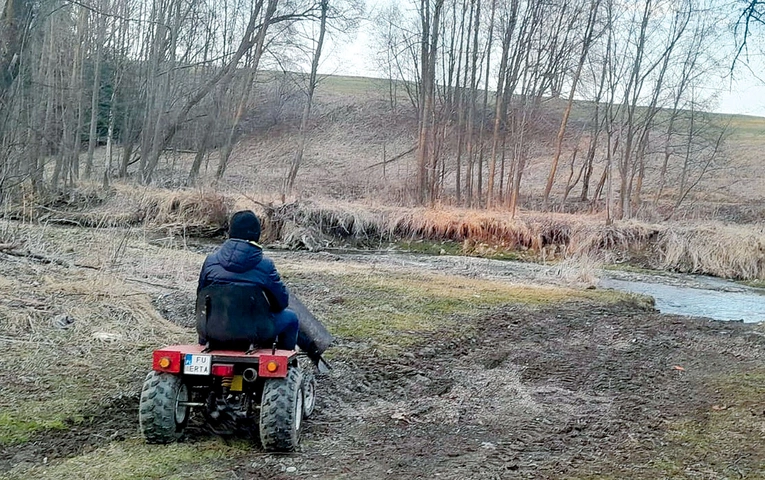 Poruszanie się quadami czy traktorkami niszczy polne drogi.