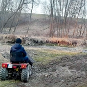 Poruszanie się quadami czy traktorkami niszczy polne drogi.