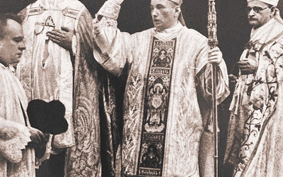 Bp Teofil Bromboszcz (w środku) w dniu sakry ze swoimi konsekratorami bp. Józefem Gawliną (z lewej) i bp. Teodorem Kubiną. 