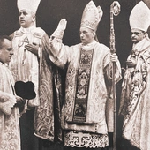 Bp Teofil Bromboszcz (w środku) w dniu sakry ze swoimi konsekratorami bp. Józefem Gawliną (z lewej) i bp. Teodorem Kubiną. 