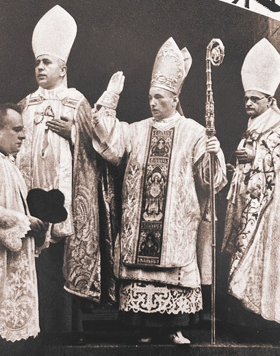 Bp Teofil Bromboszcz (w środku) w dniu sakry ze swoimi konsekratorami bp. Józefem Gawliną (z lewej) i bp. Teodorem Kubiną. 