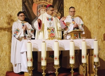 Dziękowali za diecezjalną wspólnotę m.in. kapłani, w tym bp Osial i diakoni.