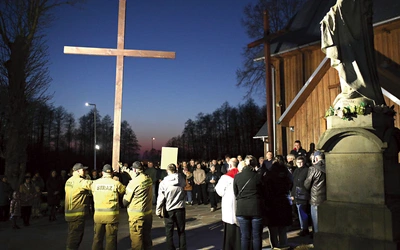 W przygotowanie i przebieg nabożeństwa wierni angażują się licznie i chętnie – od niesienia krzyża, przez zabezpieczenie trasy, aż po śpiew i rozważania.