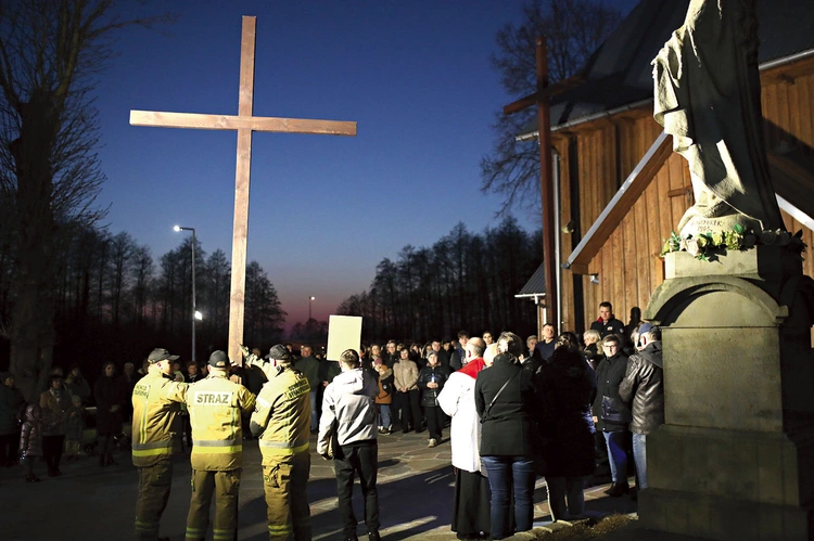 W przygotowanie i przebieg nabożeństwa wierni angażują się licznie i chętnie – od niesienia krzyża, przez zabezpieczenie trasy, aż po śpiew i rozważania.