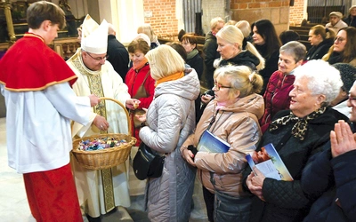 Każdemu podejmującemu się duchowej adopcji biskup wręczył symboliczne małe buciki i różaniec. 