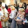 Każdemu podejmującemu się duchowej adopcji biskup wręczył symboliczne małe buciki i różaniec. 