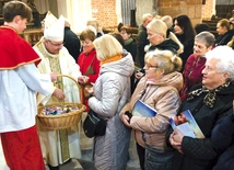 Każdemu podejmującemu się duchowej adopcji biskup wręczył symboliczne małe buciki i różaniec. 