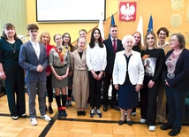 W oczach dzieci i młodzieży jest bohaterką. 