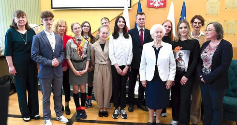 W oczach dzieci i młodzieży jest bohaterką. 