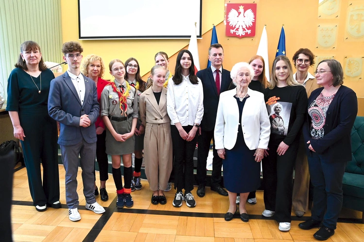 W oczach dzieci i młodzieży jest bohaterką. 