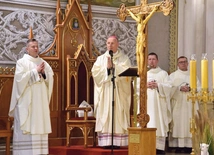 	Mszy św. w radomskiej katedrze przewodniczył bp M. Solarczyk.