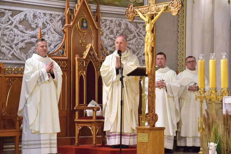 	Mszy św. w radomskiej katedrze przewodniczył bp M. Solarczyk.