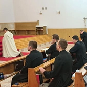 	W kaplicy seminaryjnej alumni prosili o odwagę dla tych, którzy słyszą Boże wołanie. 