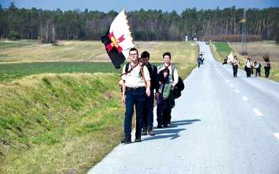 	Młodzi w drodze do sanktuarium w Kałkowie-Godowie.