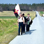 	Młodzi w drodze do sanktuarium w Kałkowie-Godowie.