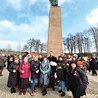 	Przy pomniku „Niosącej’’ upamiętniającym ofiary obozu.