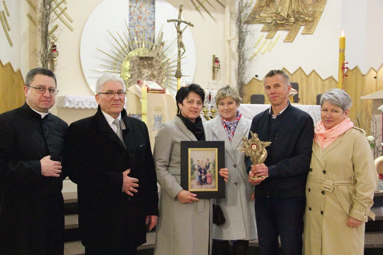 	W rejonie dębickim koordynatorami są Maria i Andrzej Kulasowie (na zdjęciu z prawej). Obok nich Anna Podsiadło, para diecezjalna DK, oraz ks. Wojciech Karpiel.
