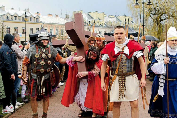 	Po raz kolejny miasto powróci do swej sarmackiej przeszłości, do wielkopostnej tradycji wspólnego przeżywania Drogi Krzyżowej.