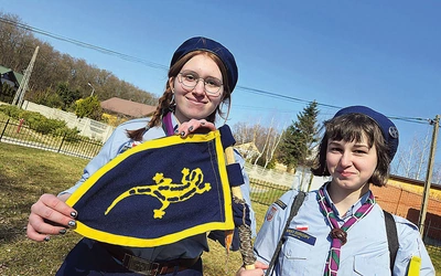 	Magda z Łącka (z lewej) jest jedną z kilu dziewcząt przyjętych właśnie do „Salamandry”, której szefuje zastępowa Gabrysia (z prawej). 