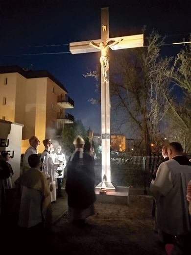 	Krucyfiks jest darem serca parafian.
