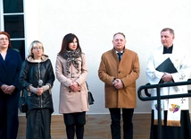	Poświęcenie budynku po remoncie. Ks. Andrzej Wolanin, obok burmistrz Tadeusz Pieczonka.