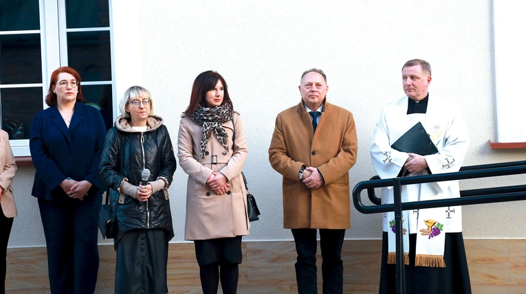 	Poświęcenie budynku po remoncie. Ks. Andrzej Wolanin, obok burmistrz Tadeusz Pieczonka.