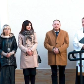 	Poświęcenie budynku po remoncie. Ks. Andrzej Wolanin, obok burmistrz Tadeusz Pieczonka.