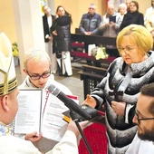 	Wdową konsekrowaną może zostać osoba, która ukończyła  60. rok życia i była raz w sakramentalnym związku małżeńskim, który ustał z powodu śmierci współmałżonka.