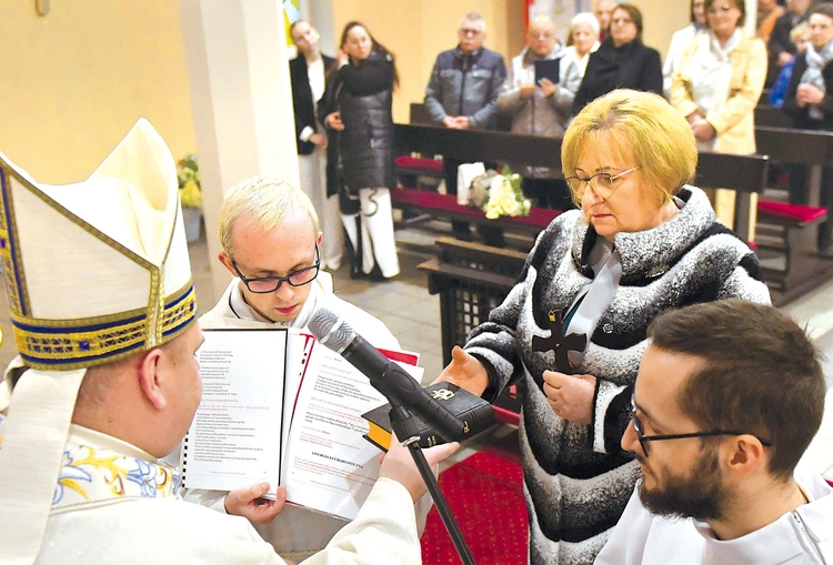 	Wdową konsekrowaną może zostać osoba, która ukończyła  60. rok życia i była raz w sakramentalnym związku małżeńskim, który ustał z powodu śmierci współmałżonka.