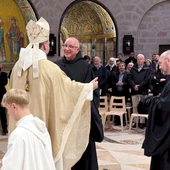 	Benedyktyn o. Efrem Stoś OSB 21 marca złożył w Ziemi Świętej śluby wieczyste. Pochodzi z Gorzowa Wlkp., był wykładowcą, a później rektorem Wyższego Seminarium Duchownego w Gościkowie-Paradyżu. Zanim wstąpił do benedyktynów, był proboszczem parafii pw. Nawiedzenia NMP w Żaganiu, gdzie znajduje się replika Bożego Grobu.