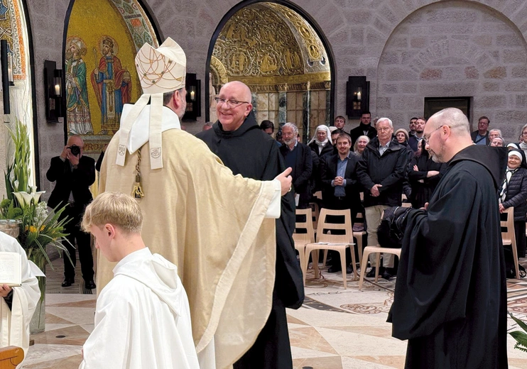 	Benedyktyn o. Efrem Stoś OSB 21 marca złożył w Ziemi Świętej śluby wieczyste. Pochodzi z Gorzowa Wlkp., był wykładowcą, a później rektorem Wyższego Seminarium Duchownego w Gościkowie-Paradyżu. Zanim wstąpił do benedyktynów, był proboszczem parafii pw. Nawiedzenia NMP w Żaganiu, gdzie znajduje się replika Bożego Grobu.