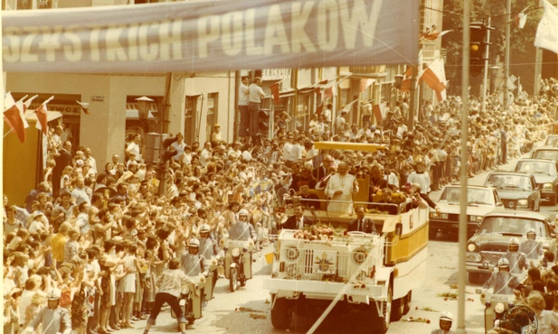 Pierwsza pielgrzymka Jana Pawła II do Polski. Przejaz papieża Jana Pawła ulicami Gniezna