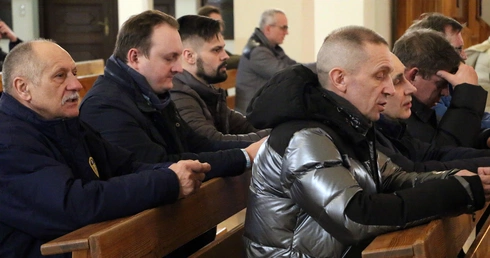 Wielki Post po męsku: nietypowa Droga Krzyżowa i Gorzkie Żale