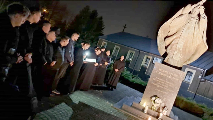 Modlitwa przy pomniku św. Jana Pawła II