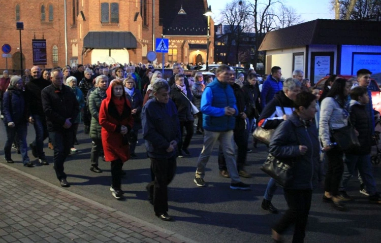 Droga Krzyżowa ulicami Kędzierzyna-Koźla w 20. rocznicę śmierci św. Jana Pawła II