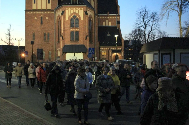 Droga Krzyżowa ulicami Kędzierzyna-Koźla w 20. rocznicę śmierci św. Jana Pawła II